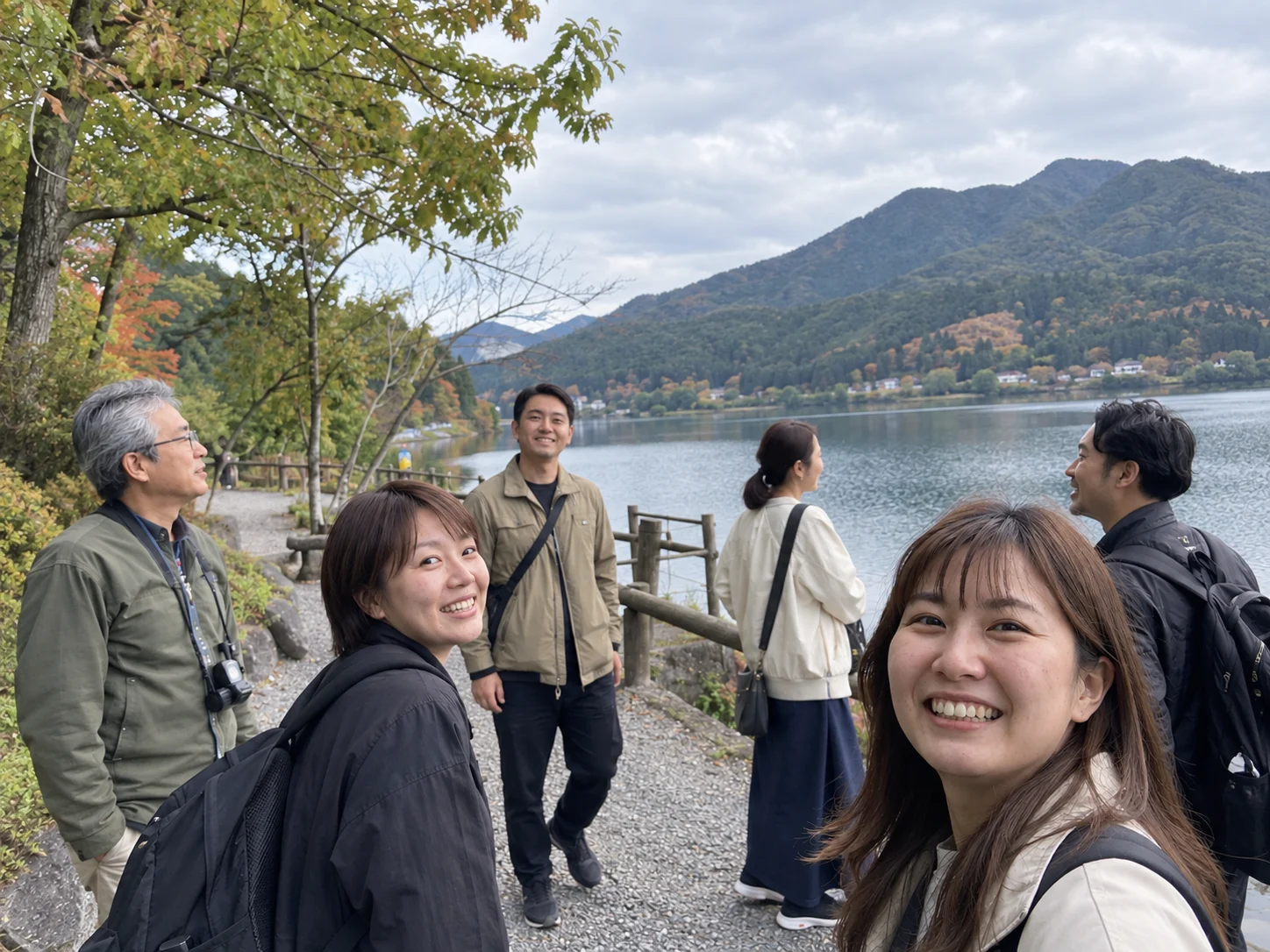 湖畔で社員旅行を楽しむ社員のイメージ