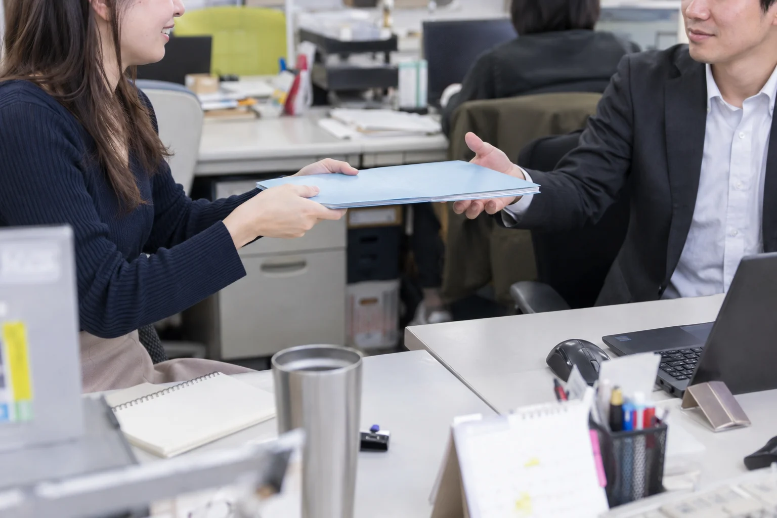 仕事に向き合う日常のイメージ
