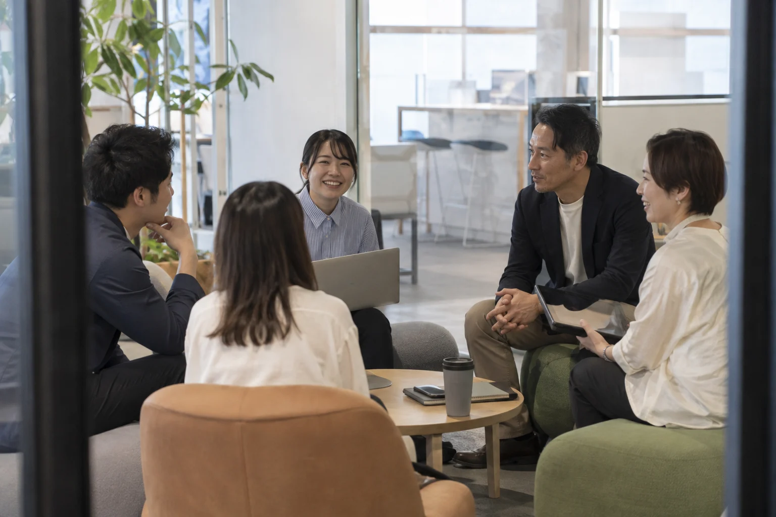 職種を越えて相談するメンバー