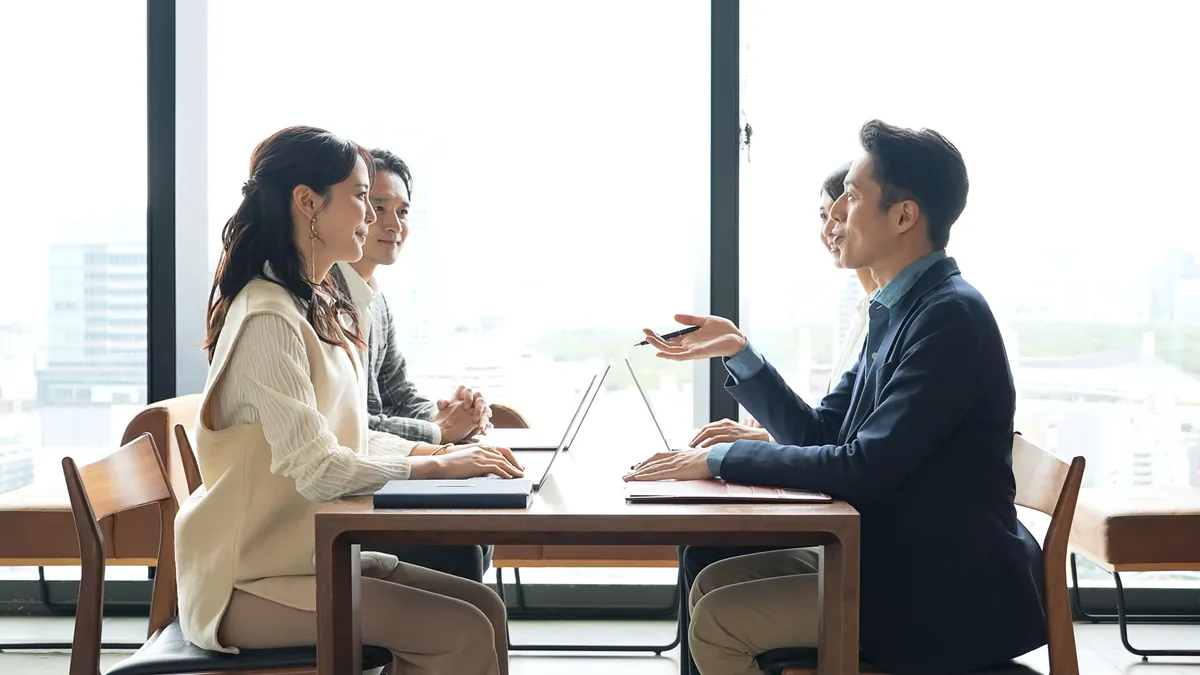 必要な情報や構成を整理する制作打ち合わせのイメージ